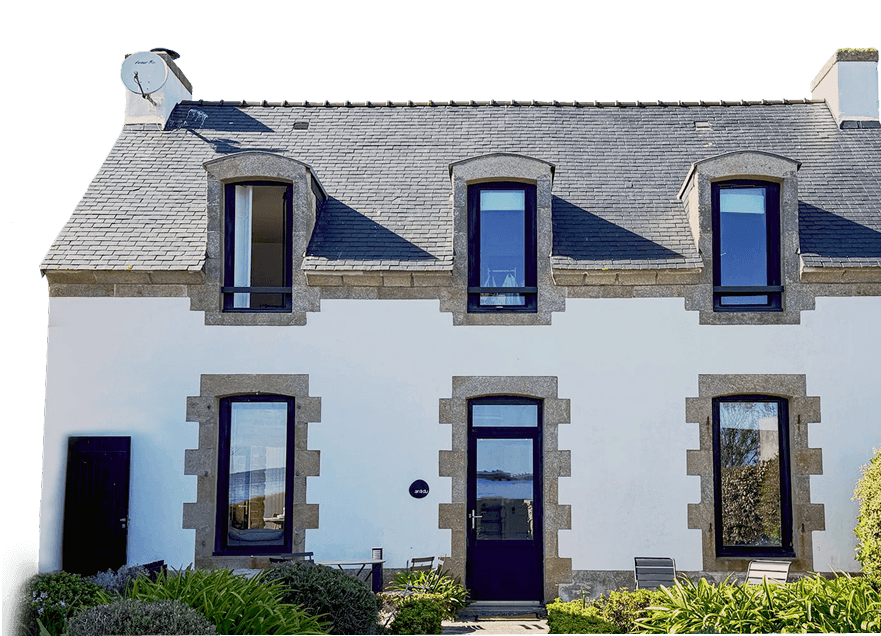 The façade of An Ti Du, a restored house of character in Kérity, Pays Bigouden.